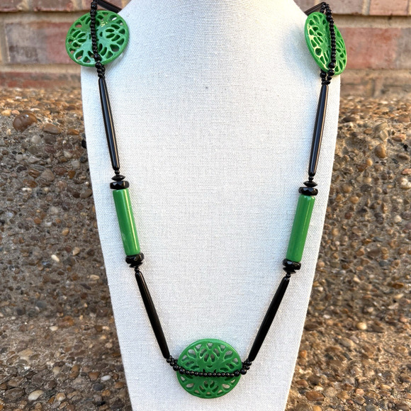 Vintage Joan Rivers Acrylic Lucite Cutout Green & Black Necklace Unique Rare 36" - Picture 1 of 8